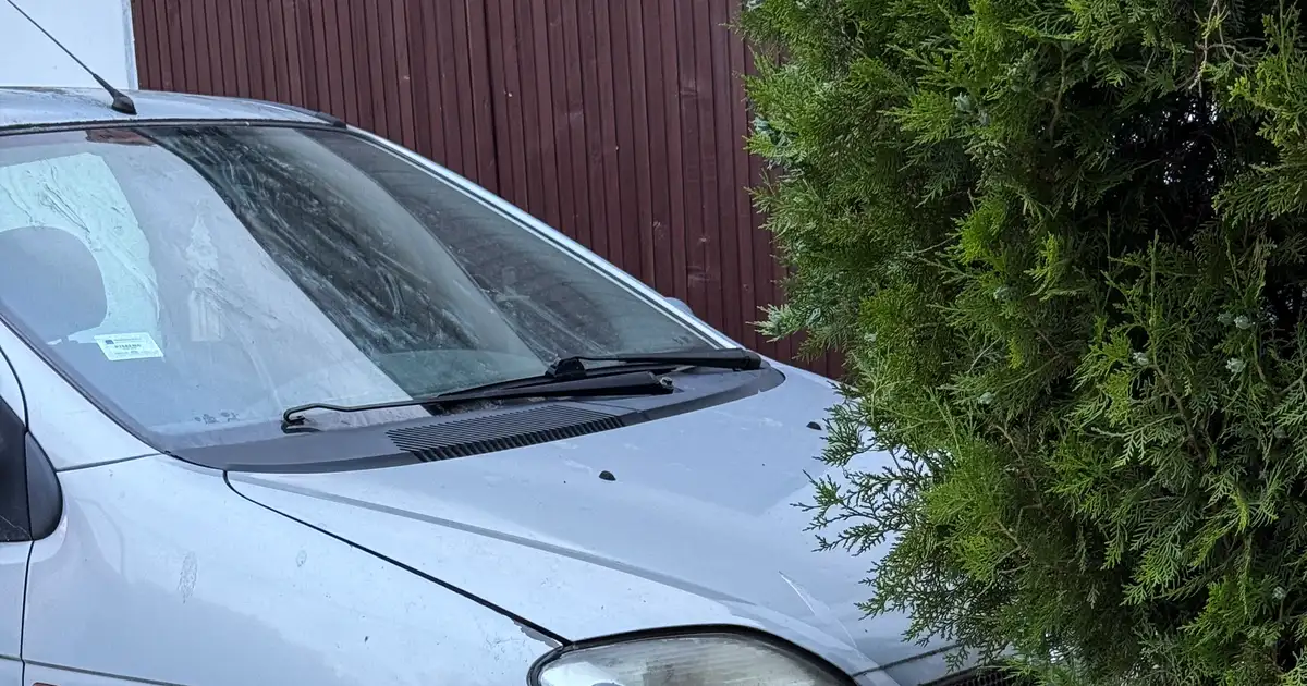 Автомобіль припаркований на тихій вулиці