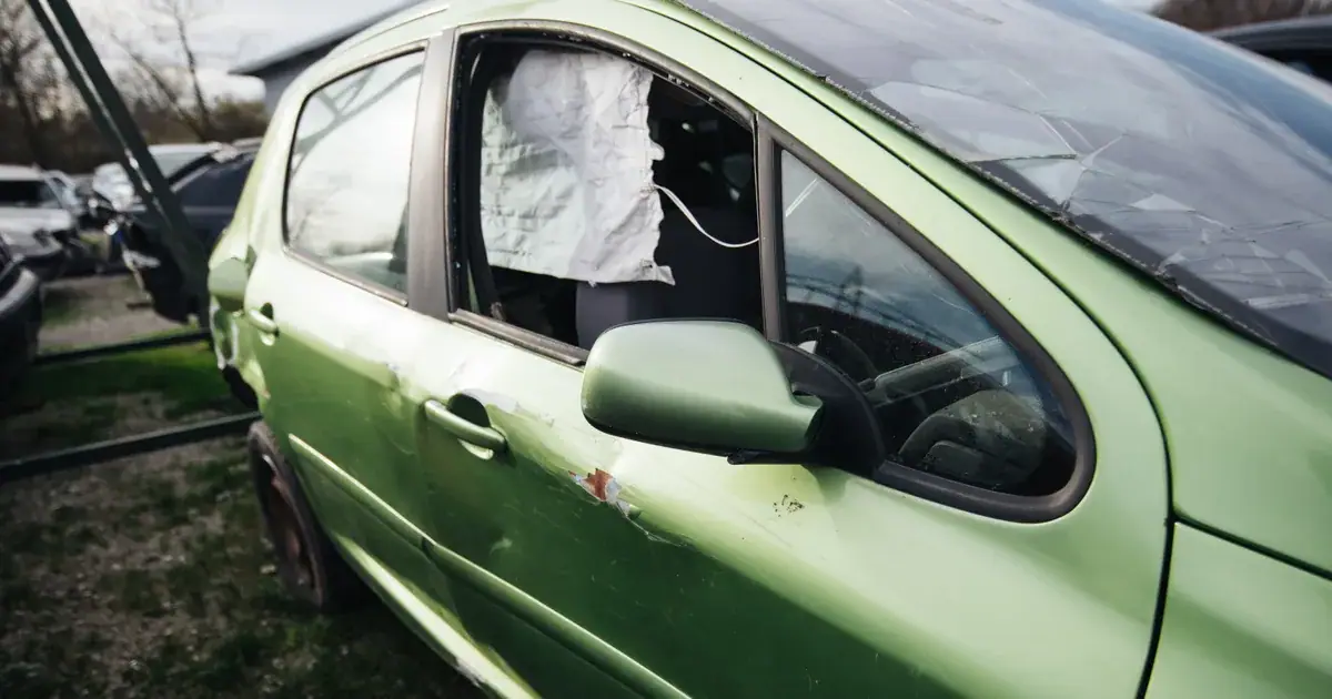 Покинутий автомобіль із розбитим склом
