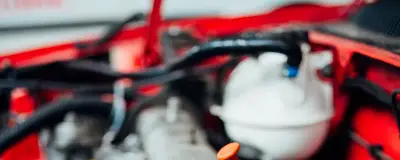 Двигун автомобіля з видимими компонентами й проводкою