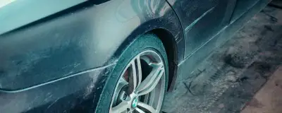 Автомобіль над оглядовою ямою в гаражі