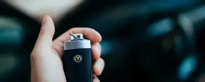 Водій із ключами біля автомобіля
